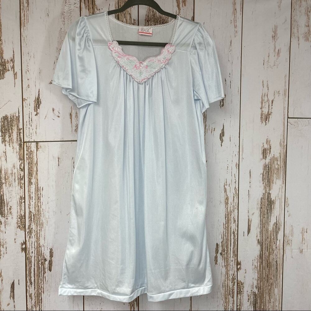 Simply Basic, Silky Nighty. Vintage. Similar to a size Small/Medium!
